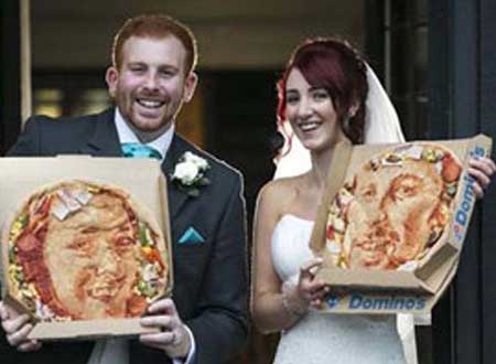 عروسان يحتفلان بزفافهما بتصميم بيتزا مرسومة بوجه كل منهما