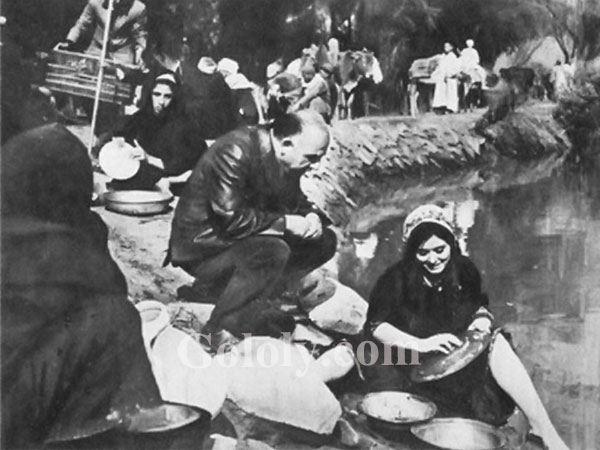 جولولي صورة نادرة سعاد حسني تتلقى درسا على الترعة