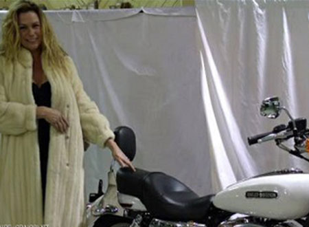 ينشر «مزايا» دراجته و«مساوئ» زوجته في إعلان عن بيع كليهما