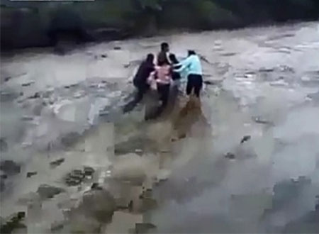 فيديو..سيل يطيح بـ 5 أشخاص من أعلى شلال