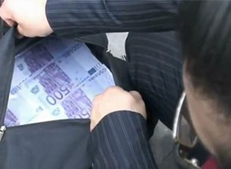 فيديو.. يعطي «متسولة» حقيبة مليئة بمليون دولار في شوارع باريس!!