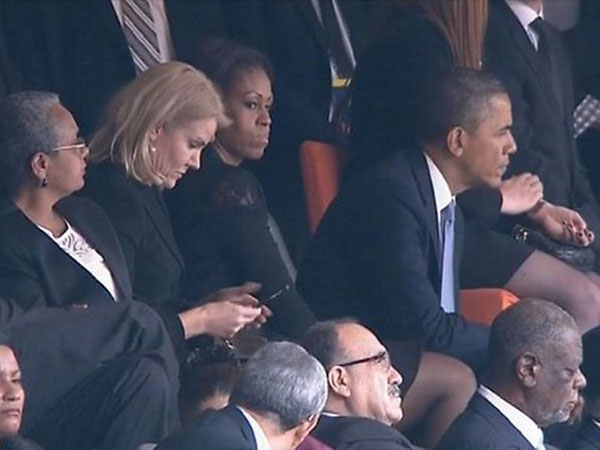 باراك اوباما وزوجته في جنازة مانديلا