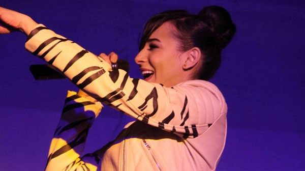 بالصور| ساندي تتحدى برودة الجو وتغني في نادي الشرطة بقنا