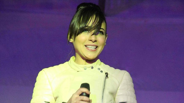 بالصور| ساندي تتحدى برودة الجو وتغني في نادي الشرطة بقنا