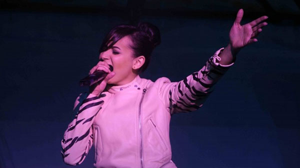 بالصور| ساندي تتحدى برودة الجو وتغني في نادي الشرطة بقنا