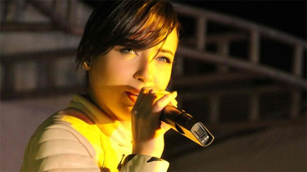 بالصور| ساندي تتحدى برودة الجو وتغني في نادي الشرطة بقنا