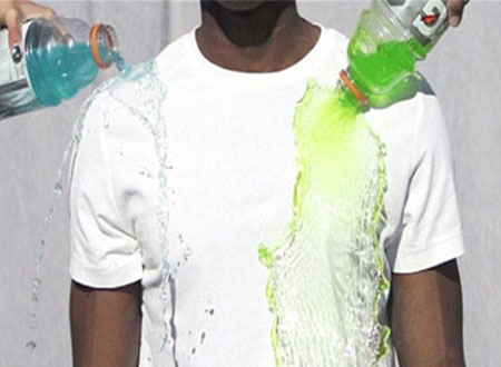 يخترع قميصا ضد «الاتساخ والبلل»!.. شاهد