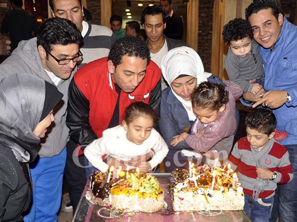 شحتة كاريكا يحتفل بعيد ميلاد بناته