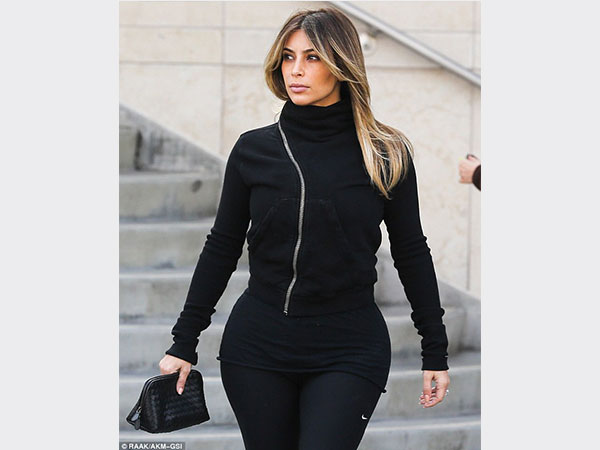 صور .. كيم كارداشيان في إطلالة رياضية مثيرة بعد فقدان الوزن .. وتسريحة شعر جديدة لعيد الميلاد
