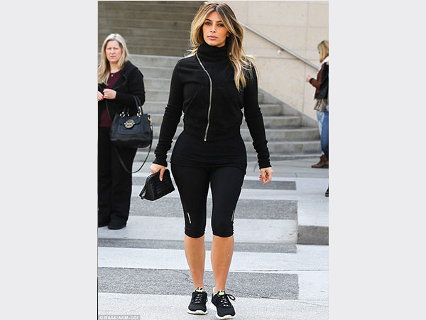 صور .. كيم كارداشيان في إطلالة رياضية مثيرة بعد فقدان الوزن .. وتسريحة شعر جديدة لعيد الميلاد