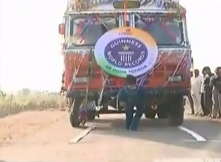 فيديو.. تجر بـ«شعرها» شاحنة وزنها 8 أطنان!!