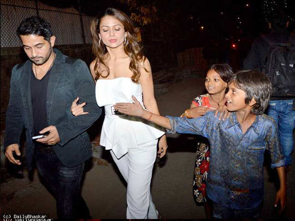 كارينا كابور مُطاردة من أطفال الشوارع في قداس عيد الميلاد.. صور