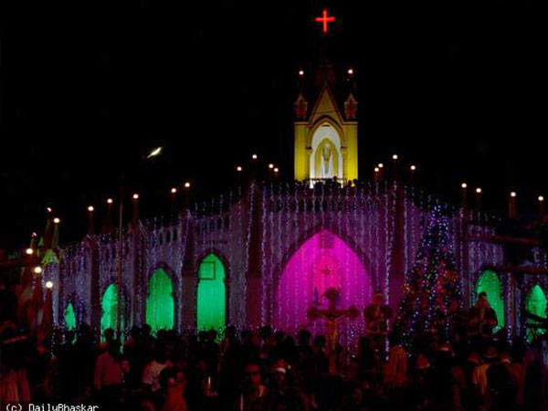 كارينا كابور مُطاردة من أطفال الشوارع في قداس عيد الميلاد.. صور