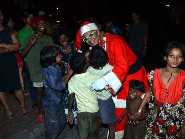 كارينا كابور مُطاردة من أطفال الشوارع في قداس عيد الميلاد.. صور