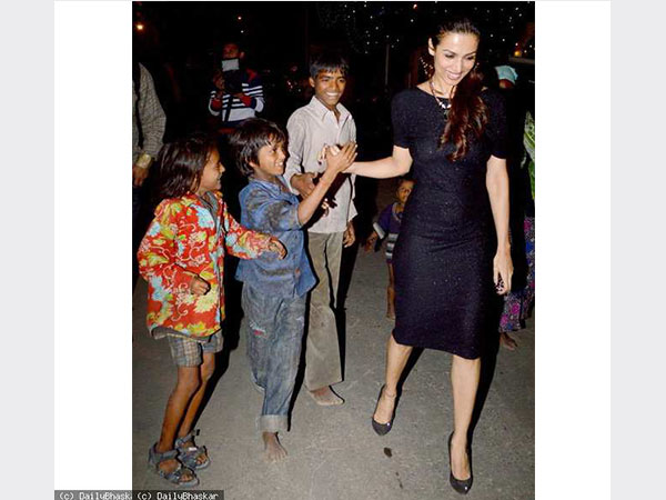 كارينا كابور مُطاردة من أطفال الشوارع في قداس عيد الميلاد.. صور