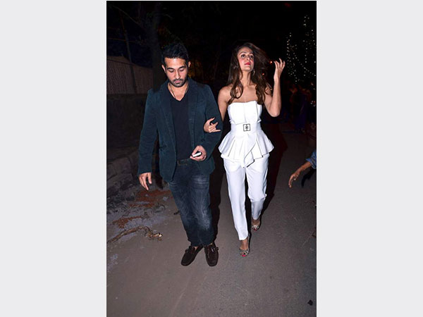 كارينا كابور مُطاردة من أطفال الشوارع في قداس عيد الميلاد.. صور