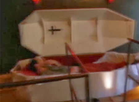 فندق يستبدل الغرف بـ«توابيت» لزبائنه من مصاصي الدماء!!