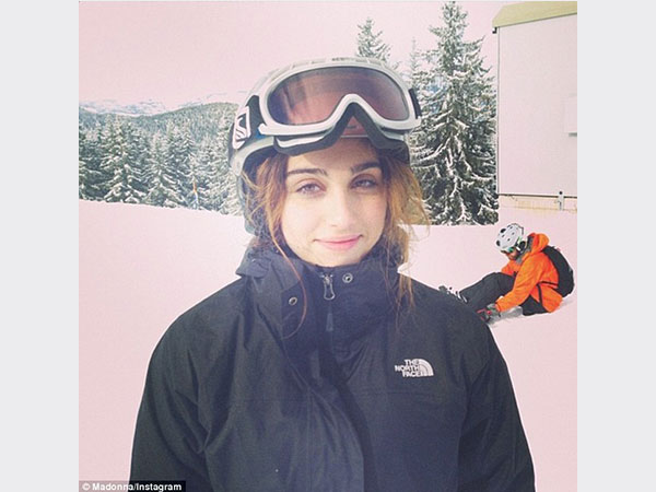 ابنة مادونا تكبر بسرعة مفاجئة.. صور