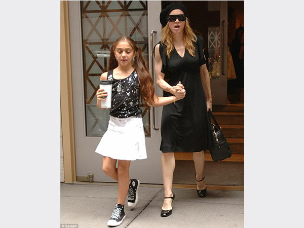 ابنة مادونا تكبر بسرعة مفاجئة.. صور