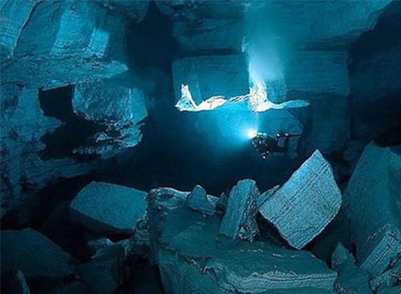 صور..أكبر كهف تحت الماء بحجم دولة «البحرين»!!