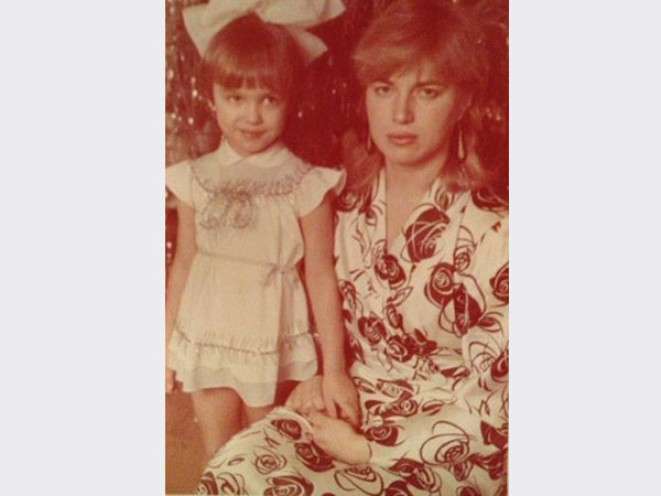 ارينا شايك وهى صغيرة مع والدتها