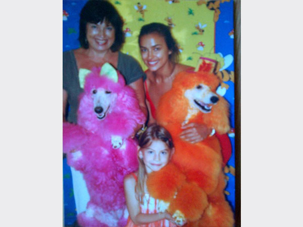 ارينا شايك مع امها وارينا الصغيرة