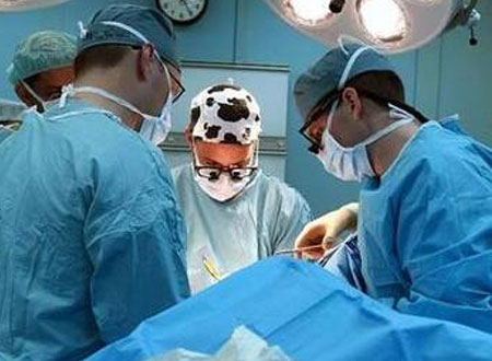 مريض يخضع لعملية جراحية بالخطأ!