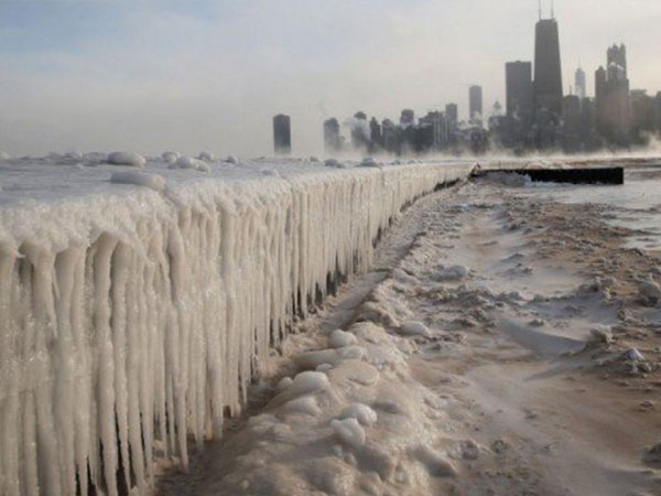شاهد ماذا فعل البرد في شلالات نياجرا.. صور