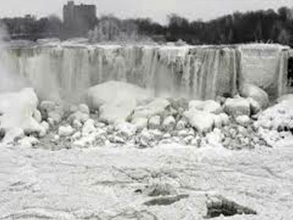 شاهد ماذا فعل البرد في شلالات نياجرا.. صور