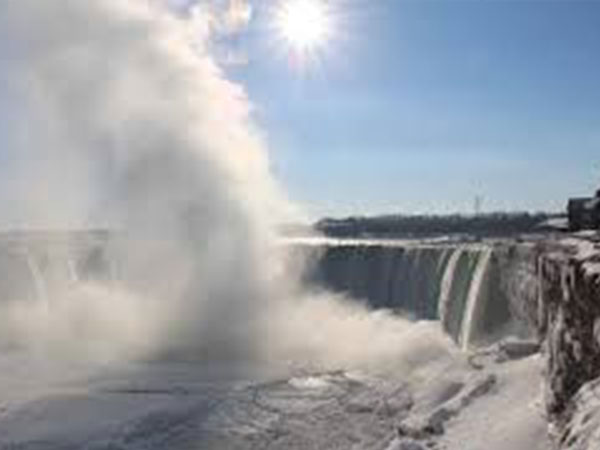شاهد ماذا فعل البرد في شلالات نياجرا.. صور