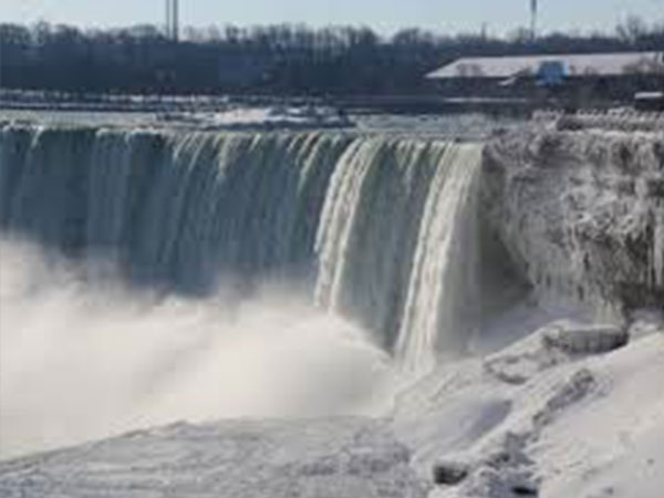 شاهد ماذا فعل البرد في شلالات نياجرا.. صور