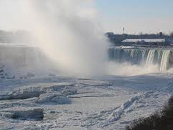 شاهد ماذا فعل البرد في شلالات نياجرا.. صور
