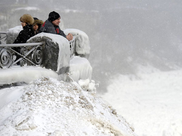 شاهد ماذا فعل البرد في شلالات نياجرا.. صور