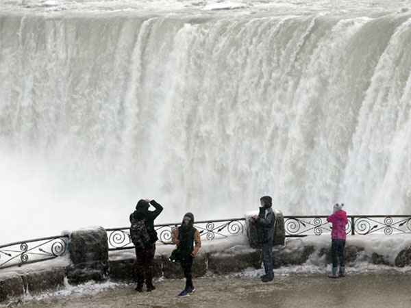شاهد ماذا فعل البرد في شلالات نياجرا.. صور