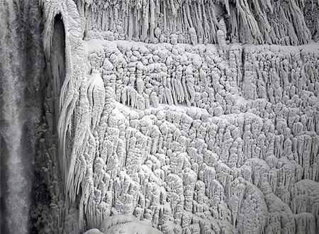 شاهد ماذا فعل البرد في شلالات نياجرا.. صور