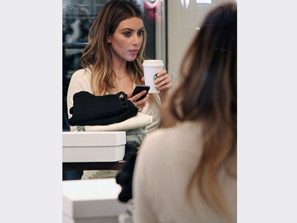 كيم كارداشيان ترد علي منتقدي جسدها الفوتوشوب بهذه الإطلالة.. صور