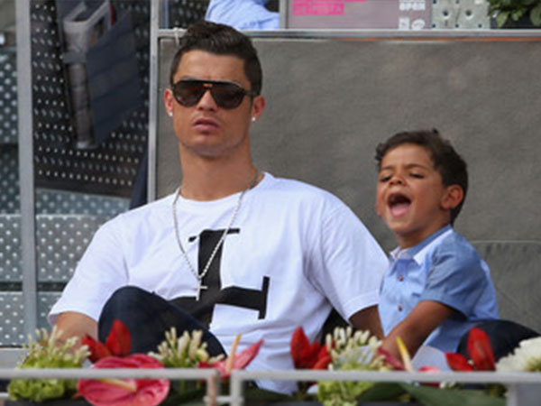 كريستيانو رونالدو وابنه يشاهدان مباراة نادال