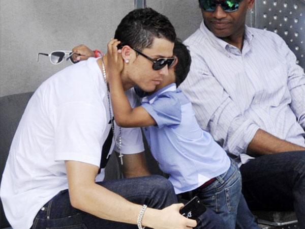 كريستيانو رونالدو وابنه يشاهدان مباراة نادال