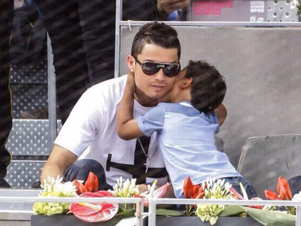 كريستيانو رونالدو وابنه يشاهدان مباراة نادال