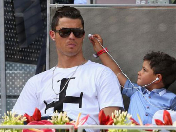 كريستيانو رونالدو وابنه يشاهدان مباراة نادال