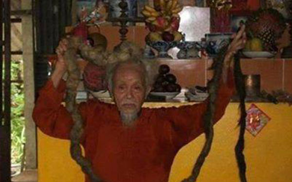 فيتنامي طول شعره 4 أمتار ولم يقصه منذ 70 عاماً