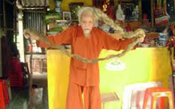 فيتنامي طول شعره 4 أمتار ولم يقصه منذ 70 عاماً