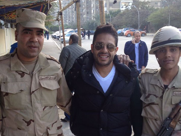 النجوم يصوتون على الدستور - محمد حماقي