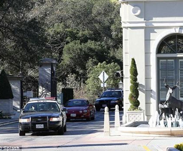 الشرطة تفتش منزل جاستن بيبر وتعتقل صديقه لحيازة الكوكايين