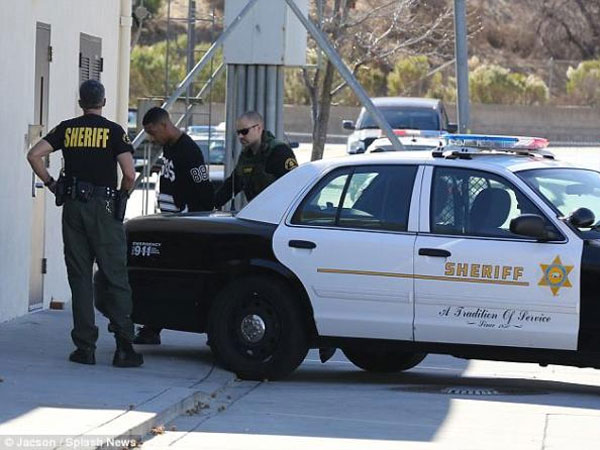 الشرطة تفتش منزل جاستن بيبر وتعتقل صديقه لحيازة الكوكايين