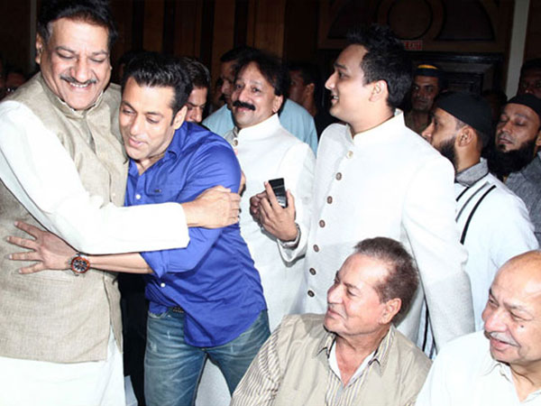 للمرة الثانية.. شاروخان يعانق سلمان خان في إفطار رمضاني.. صور