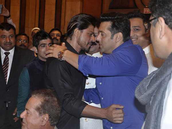 للمرة الثانية.. شاروخان يعانق سلمان خان في إفطار رمضاني.. صور