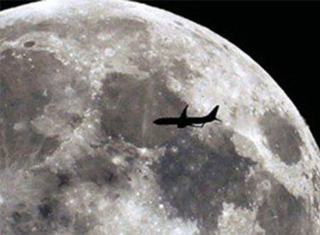 صور.. مصور فرنسى يلتقط صورا لطائرات تبدو وكأنها تتجه للشمس والقمر
