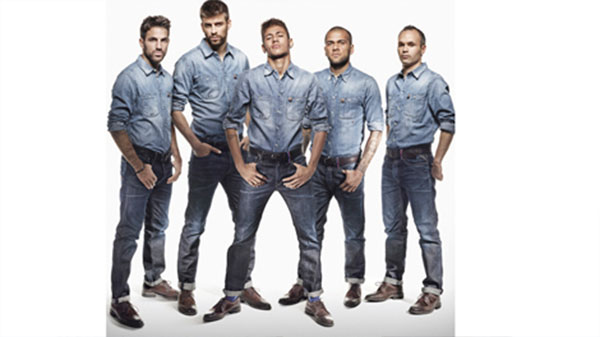 صور.. جيرارد بيكيه في إعلان «جينز» جديد