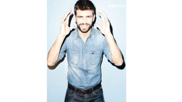 صور.. جيرارد بيكيه في إعلان «جينز» جديد